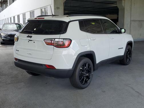 Bright White Clearcoat 2026 Jeep Compass Latitude
