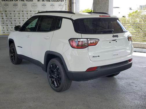 Bright White Clearcoat 2026 Jeep Compass Latitude