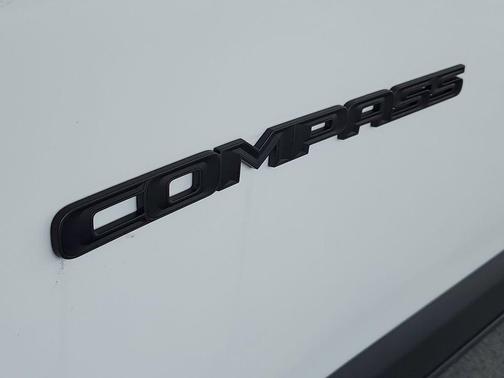 Bright White Clearcoat 2026 Jeep Compass Latitude