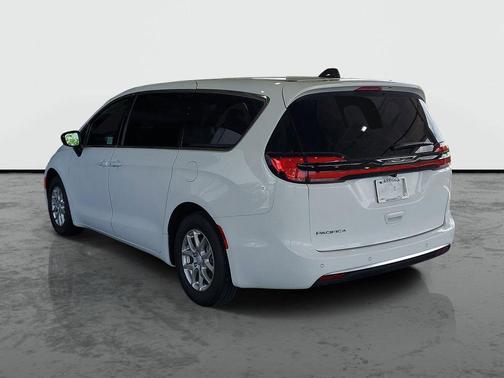 Bright White Clearcoat 2027 Chrysler Pacifica L