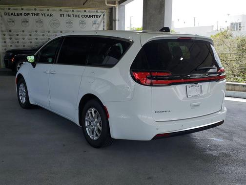 Bright White Clearcoat 2027 Chrysler Pacifica L