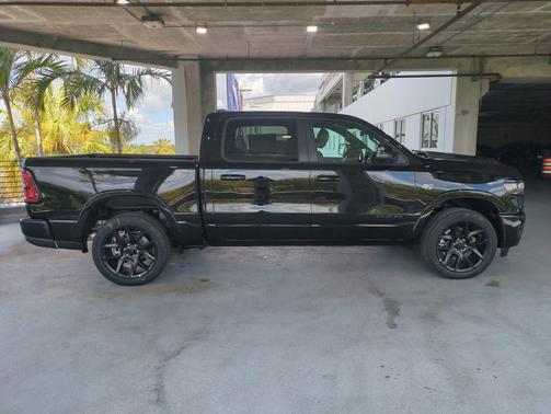 Diamond Black Crystal Pearlcoat 2026 RAM 1500 Laramie