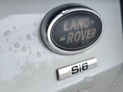 White 2018 Land Rover Discovery SE