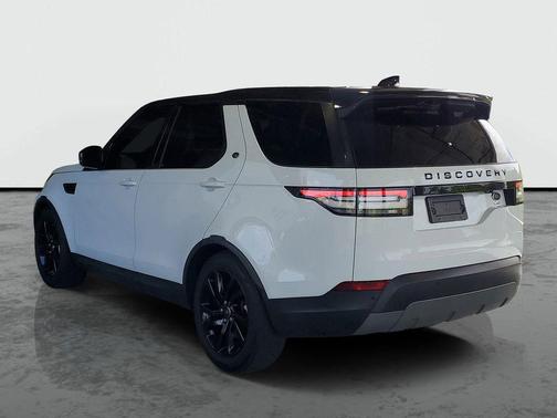White 2018 Land Rover Discovery SE