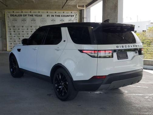 White 2018 Land Rover Discovery SE