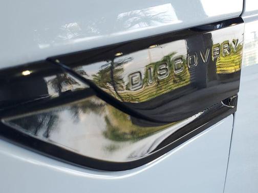 White 2018 Land Rover Discovery SE
