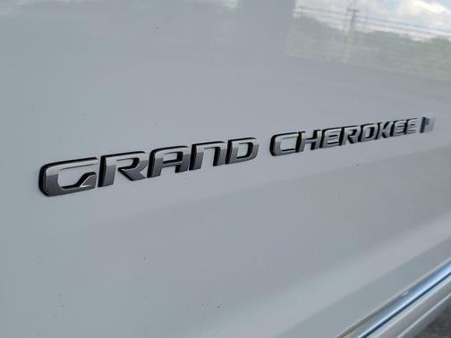 Bright White Clearcoat 2025 Jeep Grand Cherokee Summit