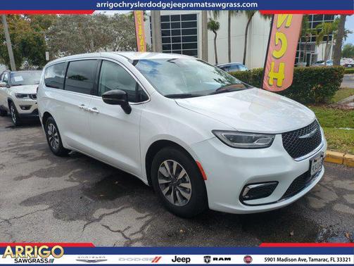 2024 Chrysler Pacifica Hybrid Select