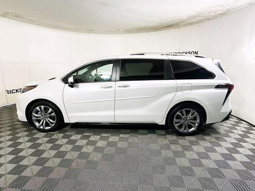 2024 Toyota Sienna Platinum