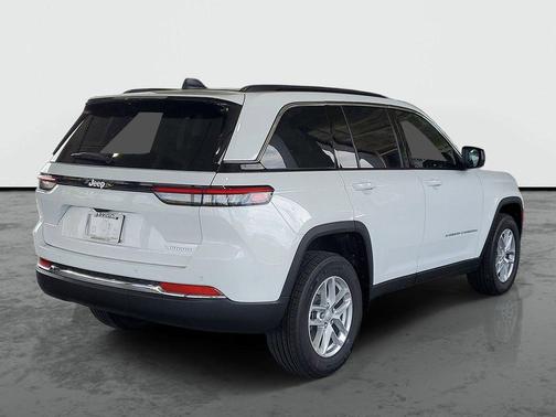 Bright White Clearcoat 2026 Jeep Grand Cherokee Laredo