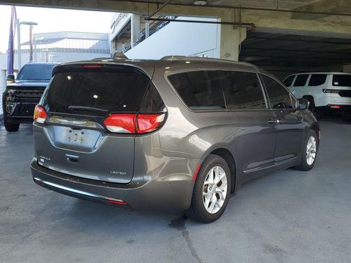 Crystal Metallic 2020 Chrysler Pacifica Limited
