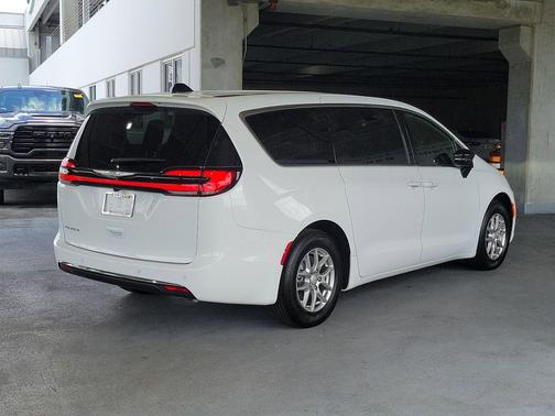 Bright White Clearcoat 2026 Chrysler Pacifica L