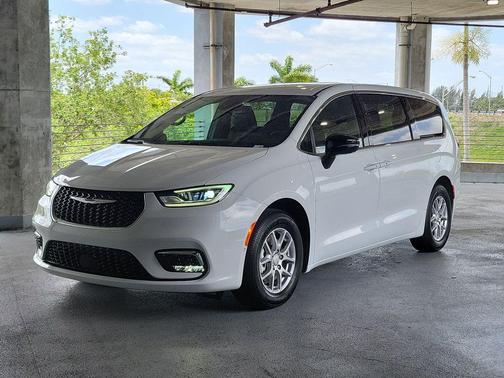 Bright White Clearcoat 2026 Chrysler Pacifica L