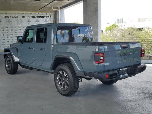 Anvil Clearcoat 2026 Jeep Gladiator Sahara 4x4