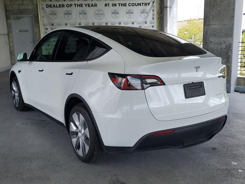 Pearl White Multi-Coat 2023 Tesla Model Y Long Range Dual Motor All-Wheel Drive