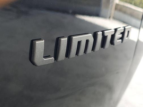Diamond Black Crystal Pearlcoat 2026 Jeep Cherokee Limited