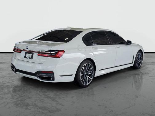 Alpine White 2022 BMW 750 i xDrive