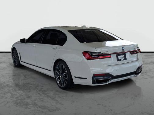 Alpine White 2022 BMW 750 i xDrive