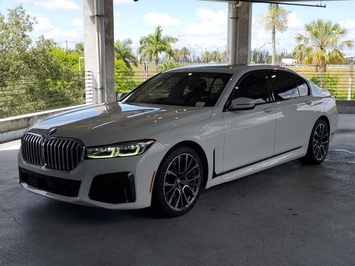 Alpine White 2022 BMW 750 i xDrive