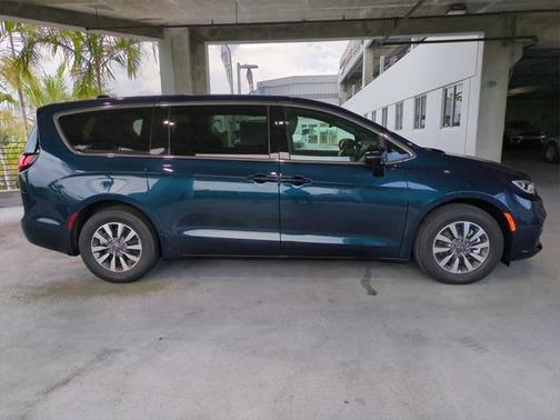 2025 Chrysler Pacifica Hybrid Select