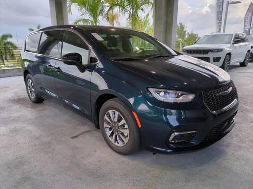 2025 Chrysler Pacifica Hybrid Select