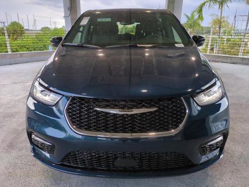 2025 Chrysler Pacifica Hybrid Select