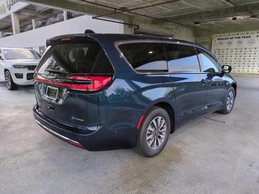2025 Chrysler Pacifica Hybrid Select