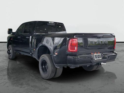 Diamond Black Crystal Pearlcoat 2026 RAM 3500 Big Horn Crew Cab 4x4 8' Box