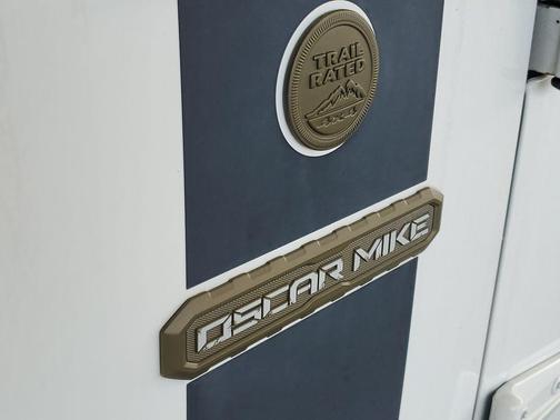 Bright White Clearcoat 2017 Jeep Wrangler Unlimited Freedom