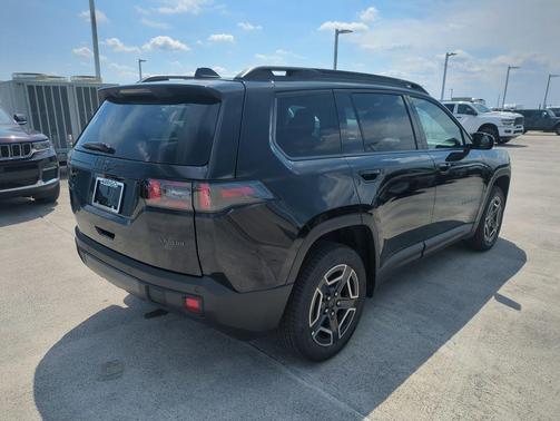 Diamond Black Crystal Pearlcoat 2026 Jeep Cherokee Laredo 4x4