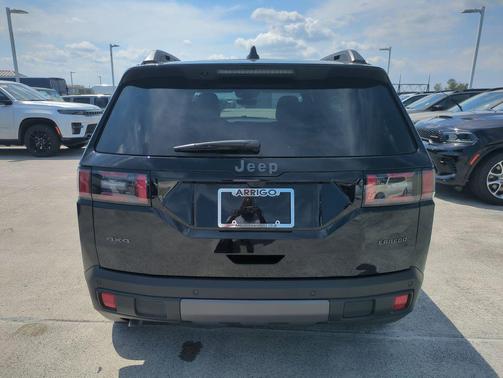 Diamond Black Crystal Pearlcoat 2026 Jeep Cherokee Laredo 4x4