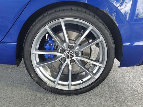 Lapiz Blue Metallic 2024 Volkswagen Golf R 2.0T DSG