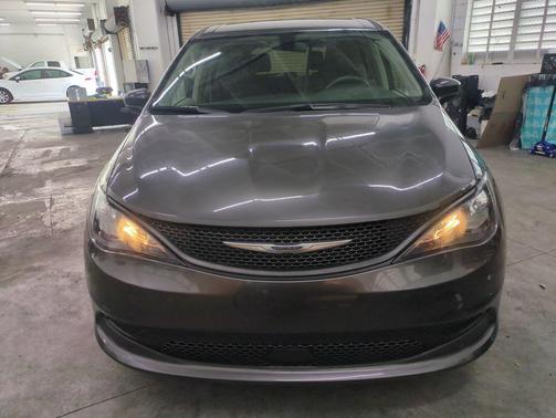 2022 Chrysler Voyager LX