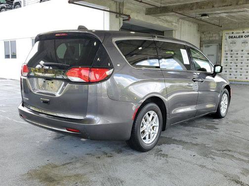 2022 Chrysler Voyager LX