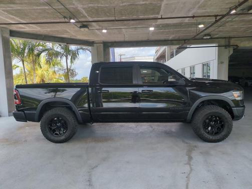 Diamond Black Crystal Pearlcoat 2019 RAM 1500 Rebel