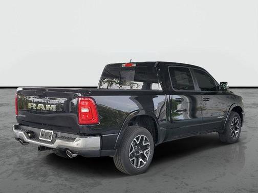Diamond Black Crystal Pearlcoat 2026 RAM 1500 Laramie