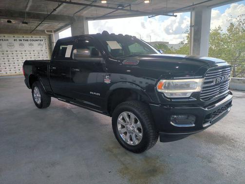 Diamond Black Crystal Pearlcoat 2019 RAM 3500 Laramie Crew Cab 4x4 6'4' Box