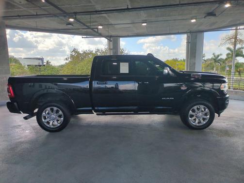 Diamond Black Crystal Pearlcoat 2019 RAM 3500 Laramie Crew Cab 4x4 6'4' Box