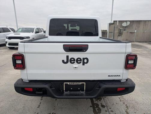 Bright White Clearcoat 2026 Jeep Gladiator Sahara 4x4