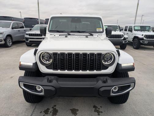 Bright White Clearcoat 2026 Jeep Gladiator Sahara 4x4