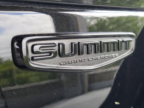 Diamond Black Crystal Pearlcoat 2024 Jeep Grand Cherokee L Summit