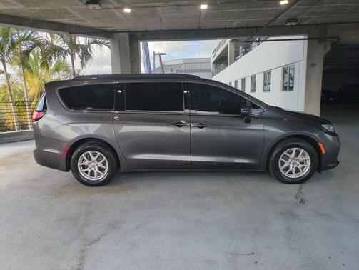 Granite Crystal Metallic Clearcoat 2022 Chrysler Pacifica Touring L