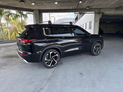 Black 2022 Mitsubishi Outlander SEL 2.5 2WD
