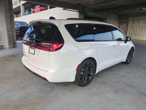 2026 Chrysler Pacifica L