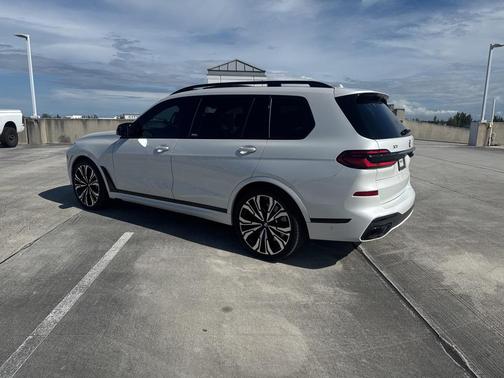 2024 BMW X7 M60i