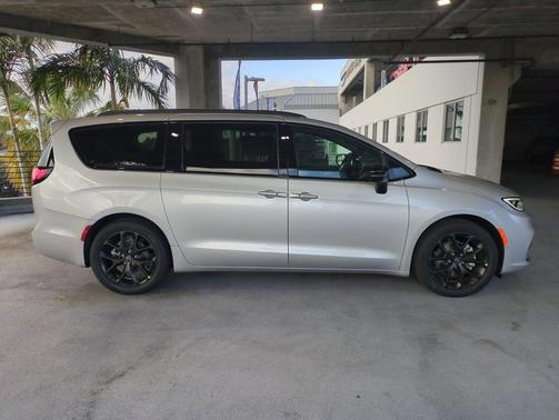 2026 Chrysler Pacifica L