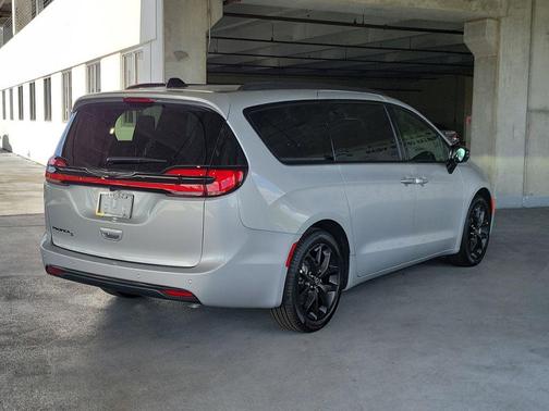 Silver Mist Clearcoat 2026 Chrysler Pacifica L