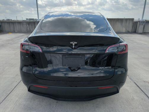 2022 Tesla Model Y Long Range Dual Motor All-Wheel Drive