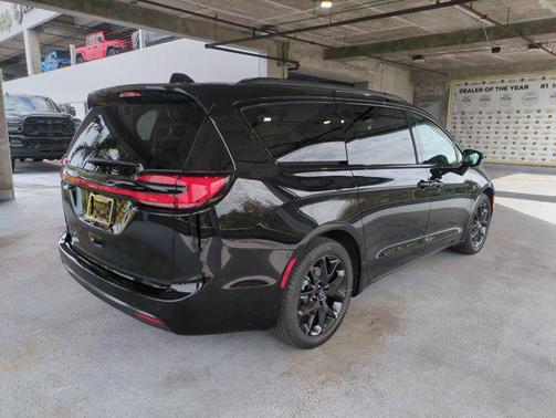 2026 Chrysler Pacifica L