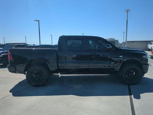 Diamond Black Crystal Pearlcoat 2026 RAM 1500 Big Horn/Lone Star
